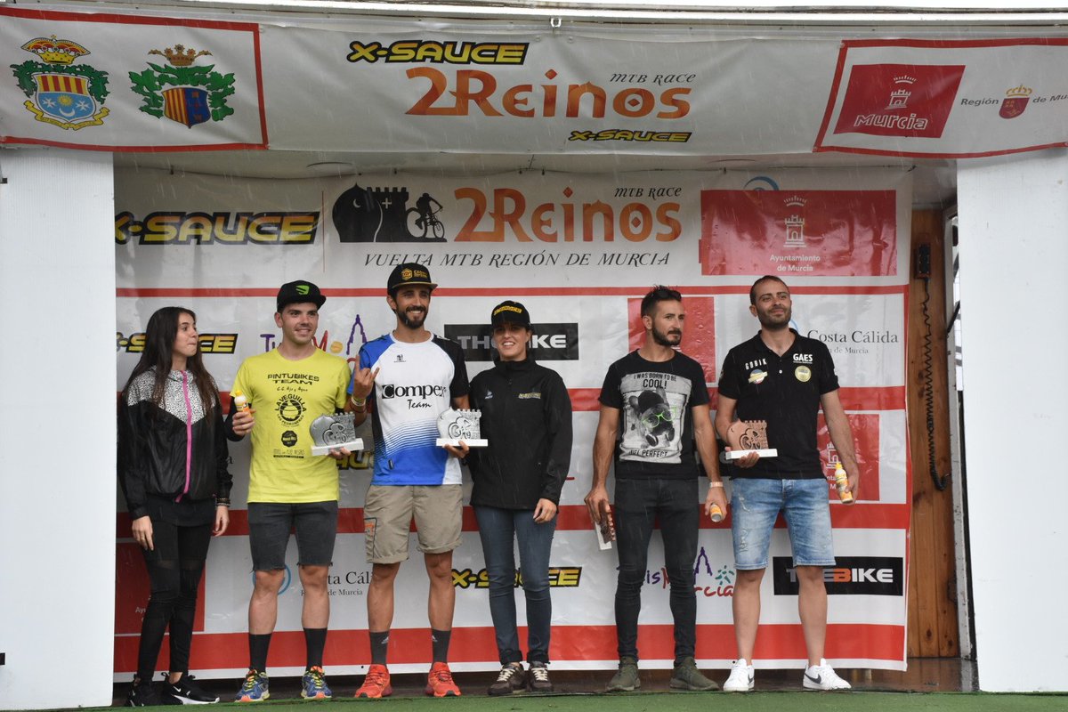 El campeón del mundo el murciano Ismael Sánchez se ha vuelto a proclamar campeón en la #carrera MTB Dos Reinos Región de Murcia que ha tenido lugar en #Archena en el día de hoy. El Concejal de #Deportes entregó los premios .