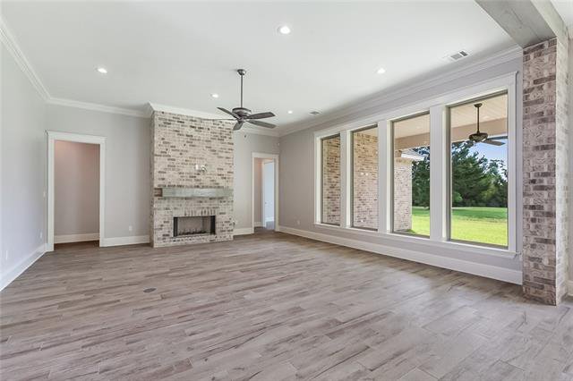 BedicoCreek's tweet image. The Use of Brick Accent Showcases the Builder's Attention to Detail In This Uniquely Appointed Family Room! Visit 249 W. Longview Court Today! #OpenHouse #2018FallTour Beginning at 12PM! ow.ly/TNTy50jnKYr