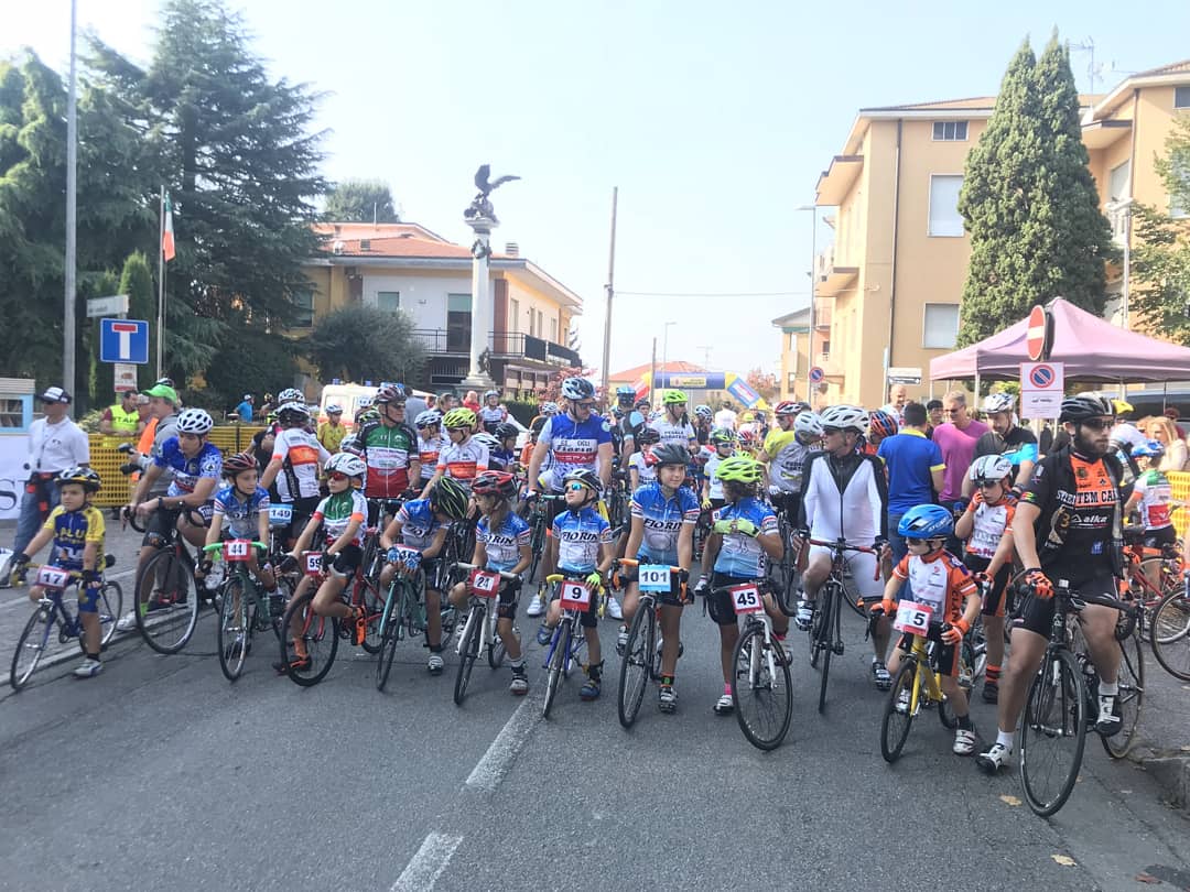 marticambiaghi's tweet photo. Al Trofeo Ciclistico d'Autunno Crono Coppie a Veduggio.

La Brianza sempre protagonista con numerosi eventi sportivi sul territorio.

🚴‍♂️🚴‍♀️🚴‍♂️🚴‍♀️

#lombardiasportiva #lombardia #regionelombardia #brianza #trofeo #ciclismo #trofeodautunno #autunno #cronocoppie #veduggio https://t.co/hY7v8loLtn