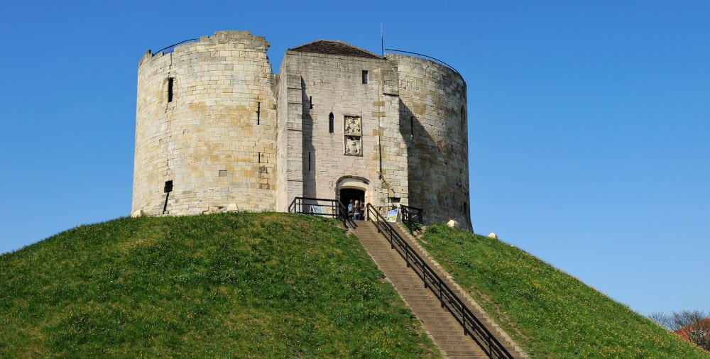EnglishHeritage's tweet image. Standing proud on its high mound, Clifford's Tower is almost all that remains of York Castle built by William the Conqueror eht.social/2A8wuRR