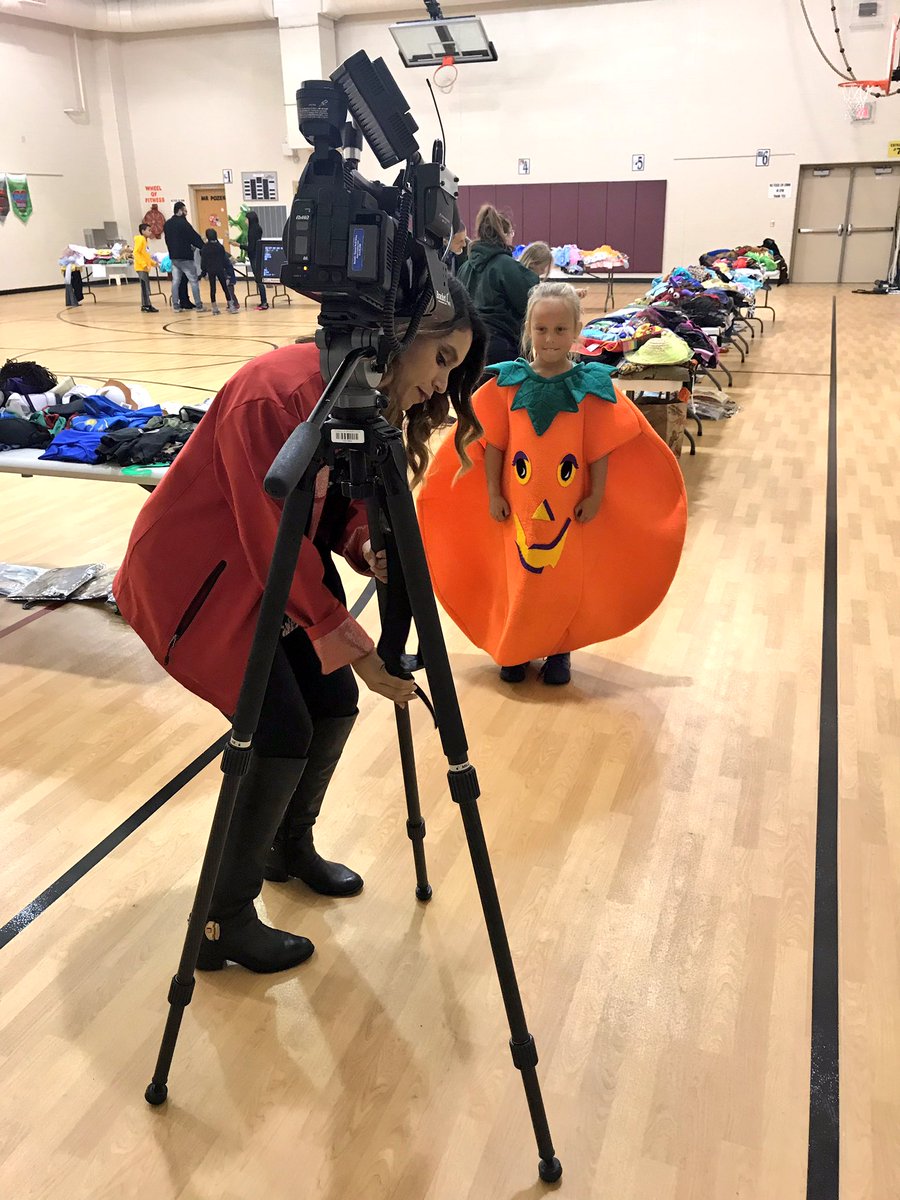 DrSpringer12301's tweet photo. A very heartfelt thanks to @carriebuchta and her daughter for volunteering all morning at the community costume drive all morning long! So many smiles. Thank you Buchta family! ❤️ @trailwoodsmsd @DiemerEagles512 @theSMSD #proudtobeSMSD https://t.co/QZ2dOeI6Vy