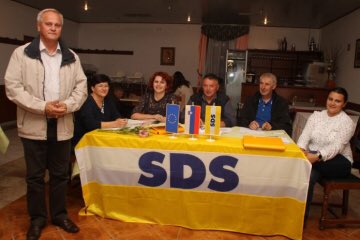 strankaSDS's tweet photo. ➡️Branko Marinič: Program za naslednje obdobje ni le moj. Je naš skupni program, ki smo ga v SDS oblikovali skupaj z mnogimi ljudmi iz našega okolja in širše. #LokalneVolitve2018 #videm #župan
https://t.co/7poKwpZgu3 https://t.co/CF3U4ubMc0