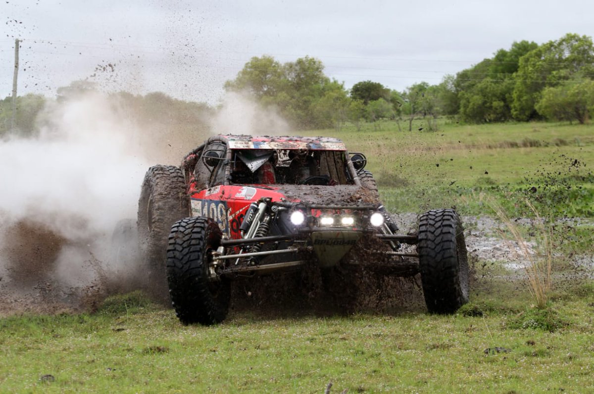 rallyccpy's tweet photo. Imagenes de la etapa 1 Desafío Ñeembucú tercera fecha #Fotografía: @puromotorpy #DesafíoÑeembucú2018 #RallyCCPY
#GobernaciónÑeembucú #MunicipalidaddePilar #Toyota #Petrobras #Karcher #BfGodrich #CochealaVista https://t.co/1U7qA0CG9o