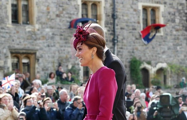 KateMiddleton02's tweet photo. Kate and William with their children attended the Wedding of Princess Eugenie and Mr. Jack Brooksbank. #katemiddleton #DukeandDuchessofCambridge https://t.co/vvaSWIASbH