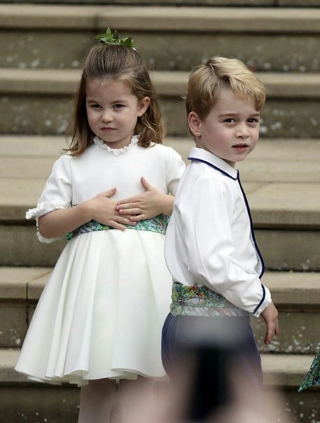 KateMiddleton02's tweet photo. Kate and William with their children attended the Wedding of Princess Eugenie and Mr. Jack Brooksbank. #katemiddleton #DukeandDuchessofCambridge https://t.co/vvaSWIASbH