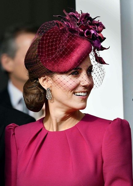 KateMiddleton02's tweet photo. Kate and William with their children attended the Wedding of Princess Eugenie and Mr. Jack Brooksbank. #katemiddleton #DukeandDuchessofCambridge https://t.co/vvaSWIASbH