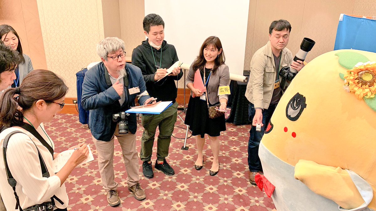 ふなっしー みんなー今日も一日お疲れ様なっしー ヾ ノ好きな食べ物は味噌ラーメンなっしー 結構コッテリした奴なっしー 梨 ももの方が好きなっしー でもみんなは梨を沢山食べてなっしな 明日もみんな元気に過ごせます様に梨汁ブシャー
