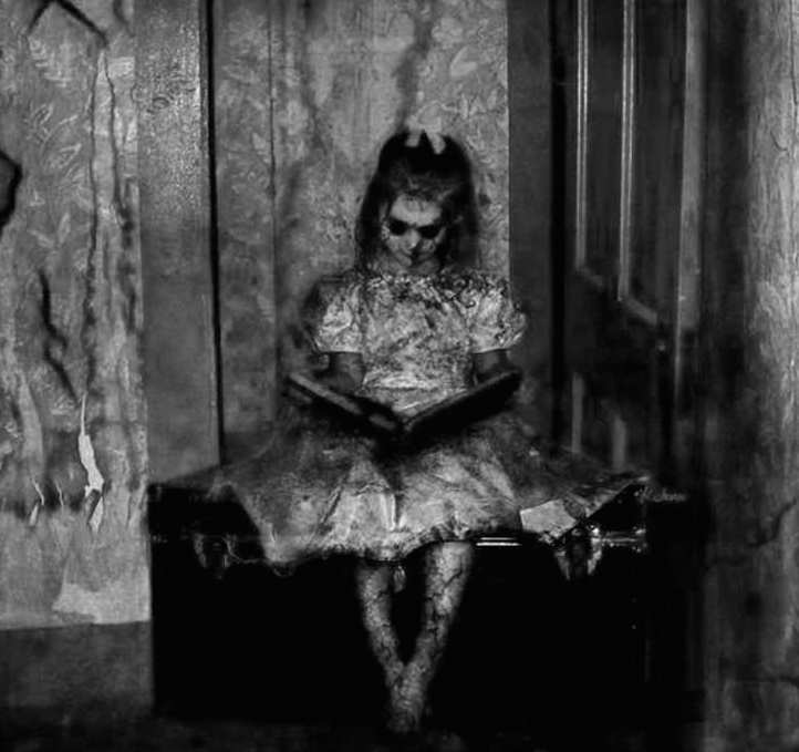 RU_WritersHouse's tweet photo. You come home to find this: a little girl reading.
Who is she? Is she bleeding?
Is she even alive?
#WritingPrompt #PickUpThePen #GetTyping https://t.co/Nmj67YDwSl