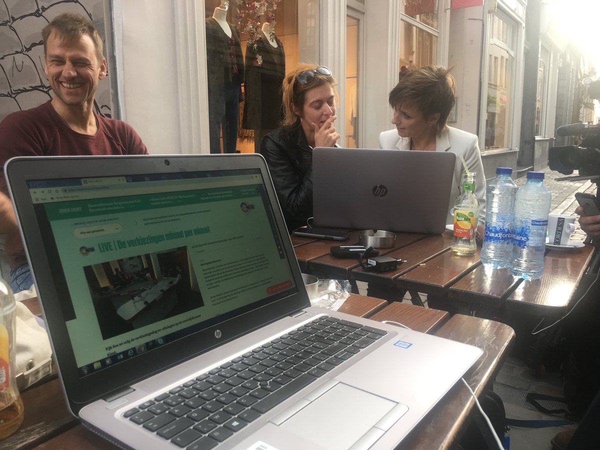 Verkiezingsredactie in openlucht. Wachten op Brusselse resultaten.