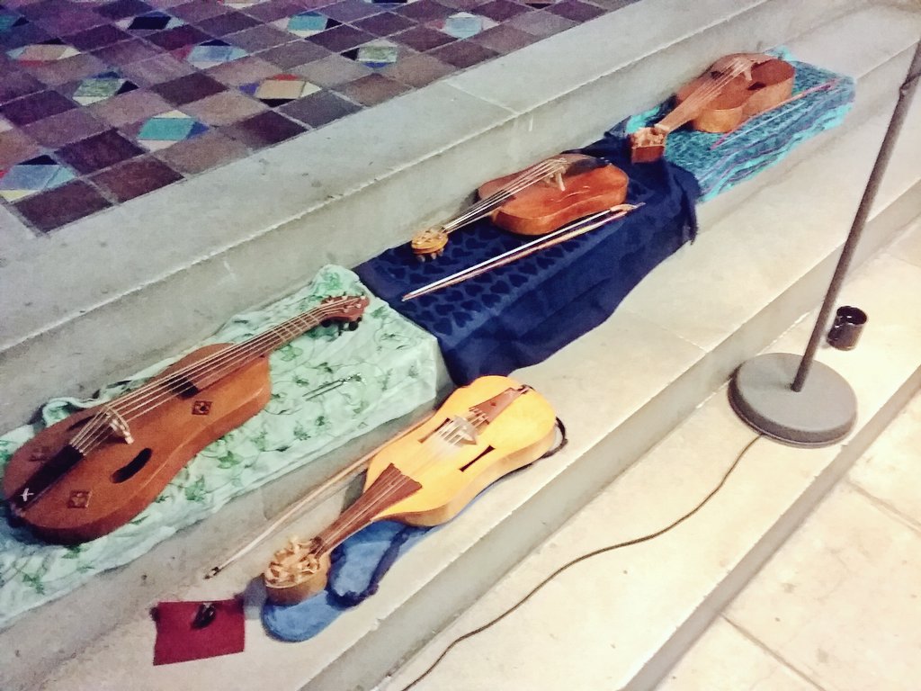 Our little vielle family... 
#medievalmusic #earlymusic #periodinstruments