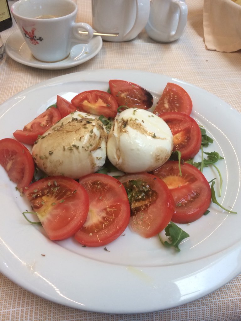 best2vilmabanky's tweet photo. I’m officially on a go-slow today after the closing of #GCM37 Just caught the last delicious lunch sitting at my top neighbourhood Trattoria (reader, this was my breakfast too!) and finally on my way to Venice by train to catch the sunset & some sights by night... https://t.co/A7ObTzZYcF