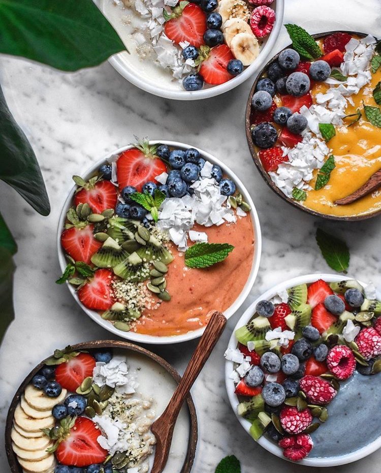 🌟Smoothie bowls and oats with lots of toppings! 🌟Thank you <a href="/sarndilia/">Laurel Stonebraker</a> for the amazing spread and including us in brunch with your besties! 🤩🙌
.
.
.
.
#koyahlife #allthebowls #healthy #sarndilia #plantbased #smoothiebowls #oats #vegan #healthy