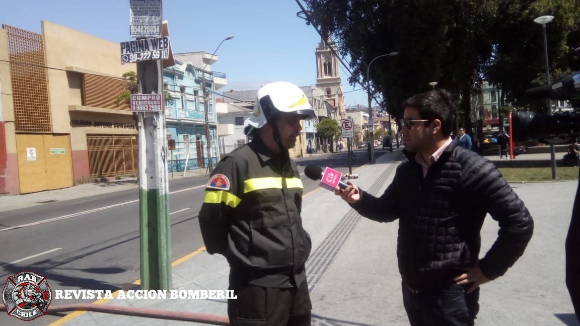 RABCHILE's tweet photo. 🚒Bomberos Valparaiso🚒
Ahora #RAB18 se encuentra cubriendo el tradicional Ejercicio y Bautizo de los Nuevos Voluntarios de la @Sesta_Compagnia del @CBV1851 en Calle General Cruz con Independencia.
#RAB
#REVISTAACCIONBOMBERIL
#BOMBEROSDECHILE https://t.co/Pc20cYJcmN