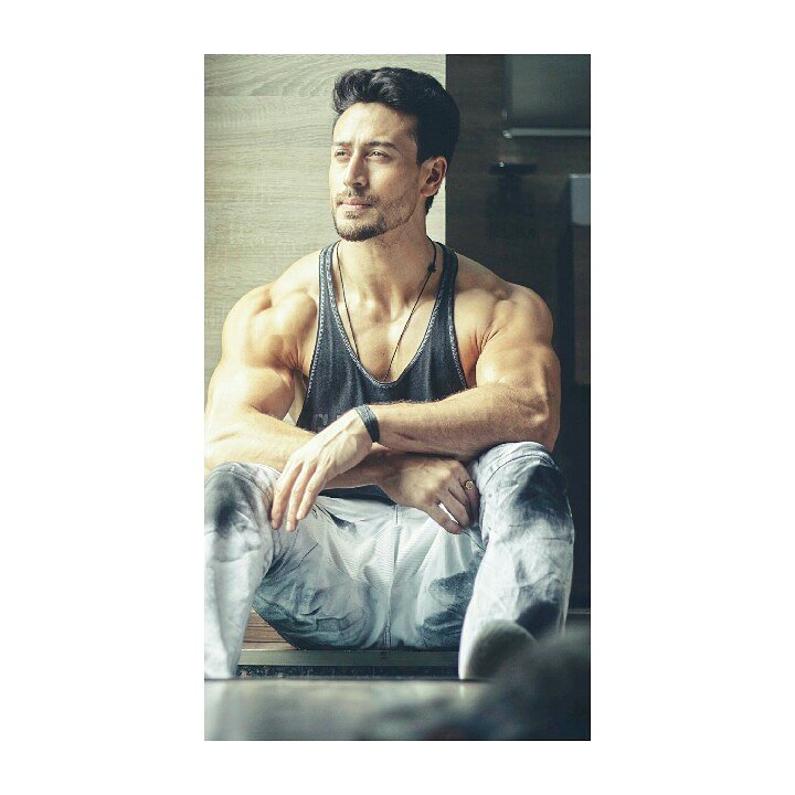 officialtiger__'s tweet photo. @ShariqueAly 🙃📸 @iTIGERSHROFF
.
@teamtigershroff
@AyeshaShroff
Follow @officialtiger__
#tigershroff #onset #anothershotfromtheotherday #shotbyshark #shariquealy #shariquesayed #inbetweenshots #chillinglikea🐯 #hrithikvstiger #soty2 https://t.co/IxjaXB7Vqo