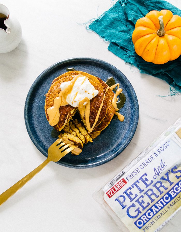 AllysonMeyler's tweet photo. It’s finally feeling chilly out and I’m in the mood for these oatmeal pumpkin pancakes! 🎃🥞They’re heartier than regular pancakes and keep you full longer bc of the oats and the @peteandgerrys https://t.co/vwPoVAilVj
#thegoodeggs #pumpkin #pancakes #glutenfree https://t.co/VVFy3U1IUH