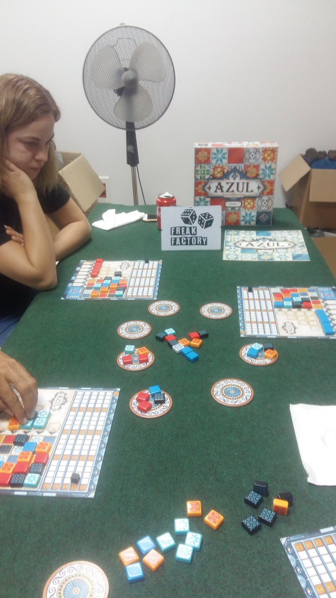 Javi_de_Nuln's tweet photo. @Marisolmrs y @Jota_vp
Enfrascados en el #azul de la Noche Freak

Enhorabuena a  @Asmodee_Spain que a la mañana siguiente en el @FJuegosCordoba iba a ser Proclamado Juego del Año 2018.

@CluFreakFactory
#juegosdemesa
#FJuegos18
#ClubFreakFactory 
#UnaLudotecaDignadeMordor https://t.co/HZRiHAGO2a