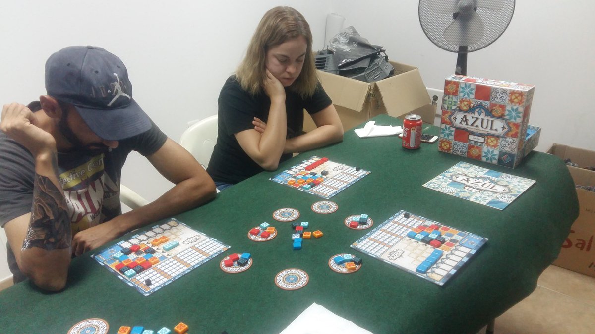 Javi_de_Nuln's tweet photo. @Marisolmrs y @Jota_vp
Enfrascados en el #azul de la Noche Freak

Enhorabuena a  @Asmodee_Spain que a la mañana siguiente en el @FJuegosCordoba iba a ser Proclamado Juego del Año 2018.

@CluFreakFactory
#juegosdemesa
#FJuegos18
#ClubFreakFactory 
#UnaLudotecaDignadeMordor https://t.co/HZRiHAGO2a