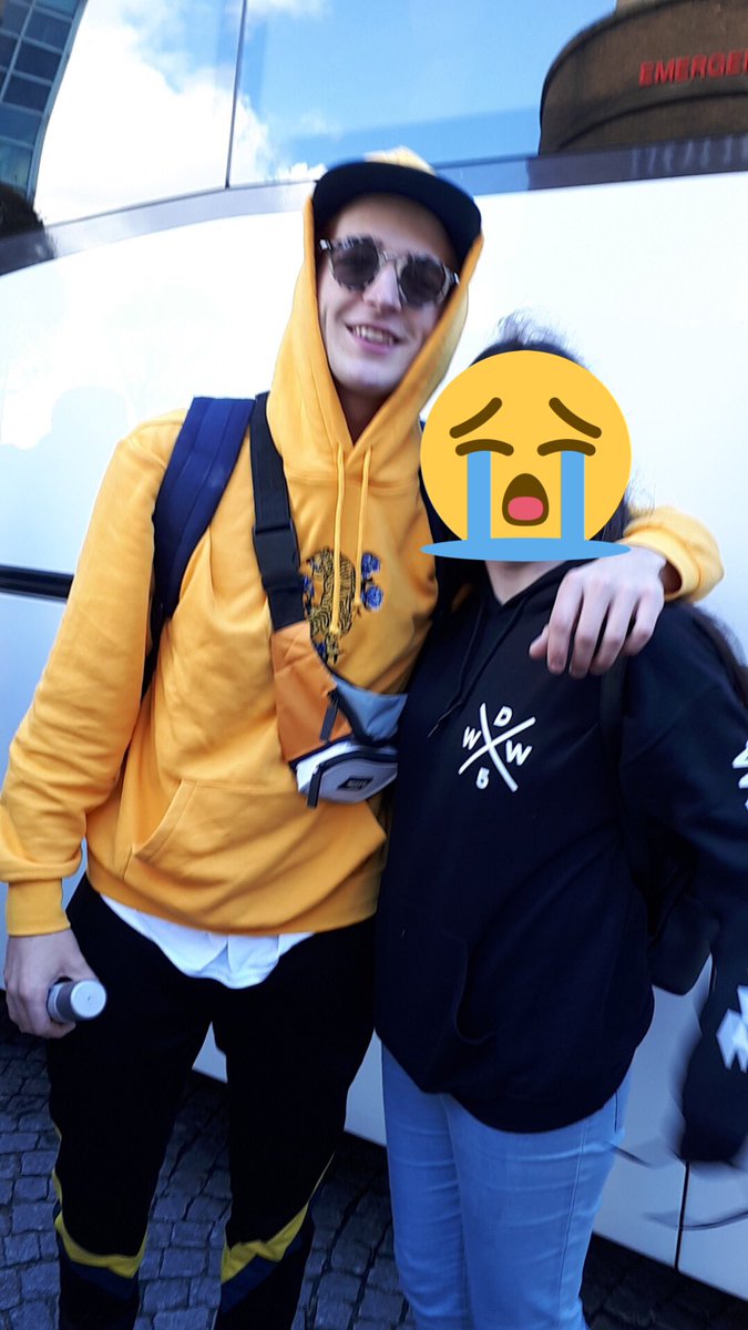 Chlo_Bird13's tweet photo. Thank you so much @EbenOfficial the pic was a bit blurry and I didn't get to smile but it's ok I will always have the memories. See you soon bud😘❤️😘❤️😘 https://t.co/kW5VuwBNP8