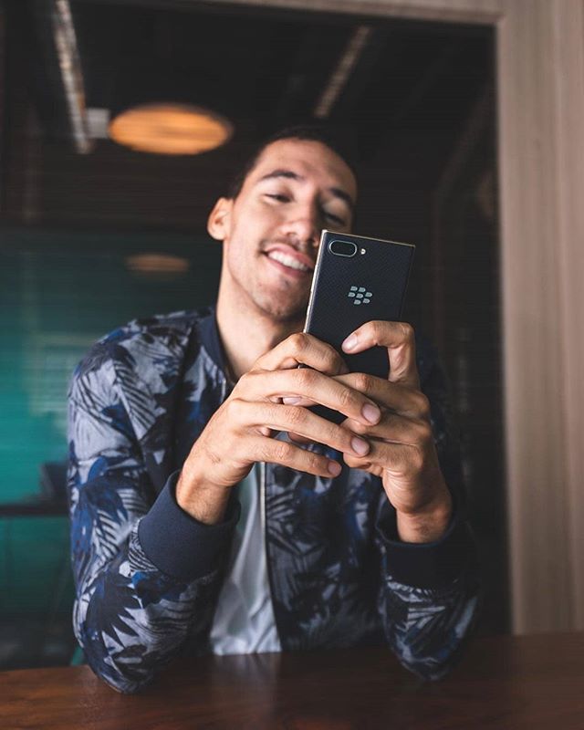 Phoneing_'s tweet photo. #inst10 #ReGram @perubbm: @Regran_ed from @blackberrymobile -  A great smartphone does more than keep you on top of your day. Stand out from the crowd with the new BlackBerry #KEY2LE and stay all smiles this weekend!
#AnIconForAll #Android #BlacBerry #TeamBlackBerry - #regrann https://t.co/deKI1XlN3w