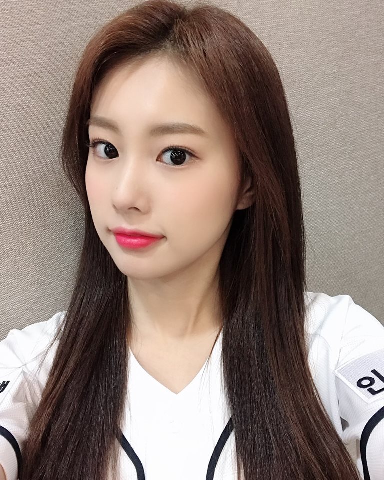 itozoneu's tweet photo. [📷] 여러분들의 주말을 행복하게 만들어 줄 아이즈원의 야구장 나들이 사진을 방출합니다💕

皆さんの週末を幸せにしてくれるアイズワンの野球場お出かけ写真を大放出します💕

#IZONE #아이즈원 #アイズワン https://t.co/tWdtThcDK1