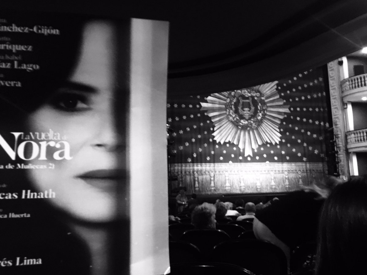 Qué privilegio tener este <a href="/teaprinalicante/">Teatro Principal ALC</a> que nos trae el estreno nacional de #LaVueltaDeNora Aquí estamos <a href="/verusverita/">Vero Cerdán Molina</a> <a href="/ConchitaTeatro/">Conchita Molina</a> y servidora. Muy de #Nora y muy #Aitaners las tres #AitanaSánchezGijón #Alicante