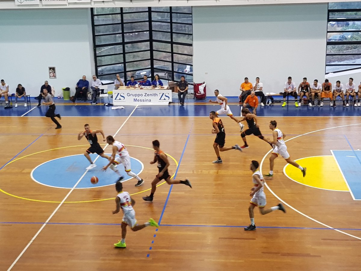 GaeMan77's tweet photo. Bella cornice di pubblico al #PalaMili per la stracittadina di C Silver di #basket fra il #BasketSchool e l'#AmatoriMessina #ILoveThisGame https://t.co/eBsnpSXE4r