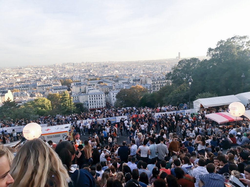 PierreLiscia's tweet photo. La #FêtedesVendanges de Montmartre touche à sa fin dans le 18e : une belle réussite pour cette édition 2018 avec une météo estivale et une ambiance toujours au rendez-vous ! 🌞😎👌 #FDVM2018 https://t.co/J1mjJ76IX0