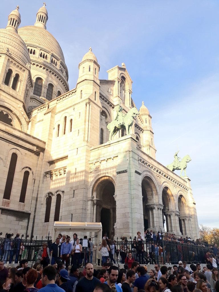 PierreLiscia's tweet photo. La #FêtedesVendanges de Montmartre touche à sa fin dans le 18e : une belle réussite pour cette édition 2018 avec une météo estivale et une ambiance toujours au rendez-vous ! 🌞😎👌 #FDVM2018 https://t.co/J1mjJ76IX0