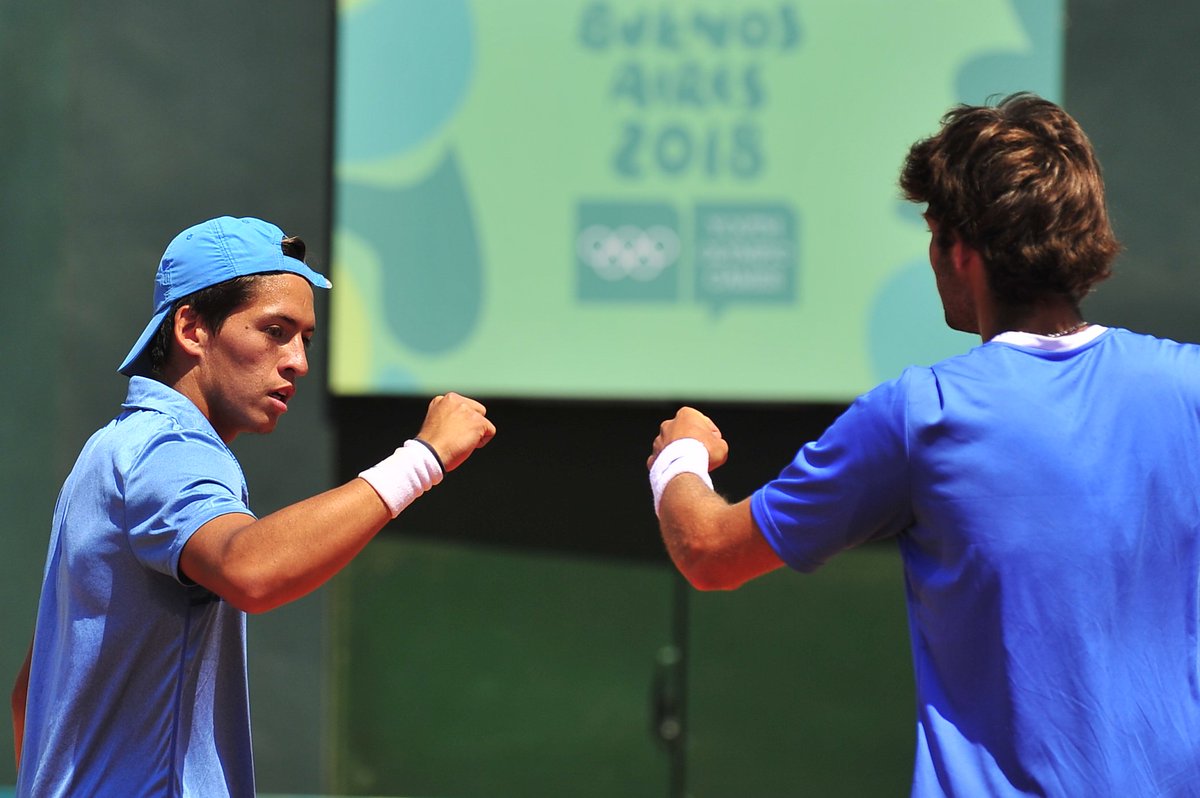 DiarioOle's tweet image. #BuenosAires2018 ¡Sebastián Báez y Facundo Díaz Acosta ganaron la dorada en dobles de tenis! Le ganaron a la dupla del búlgaro Adrian Andreev y el australiano Rinky Hijikata por doble 6-4 para darle la quinta de oro a Argentina en estos #JuegosOlimpicosDeLaJuventud