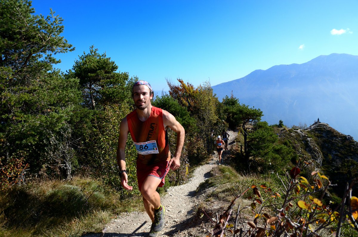 AbaZuani's tweet photo. Ieri altra gara, da spettatore!! e con macchina fotografica. Spettacolo!!
#limonextreme #LimoneSky
Per arrivare in posizione ho camminato 2 ore e sudato sette camicie. In foto 2 amici e un VIP
@runlovers https://t.co/glyAeGppsv