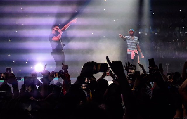 LakersNation's tweet photo. The crowd went crazy when LeBron joined Drake on stage at Staples Center.
https://t.co/xzJTZ6Cz1N https://t.co/3mah6QfAz3