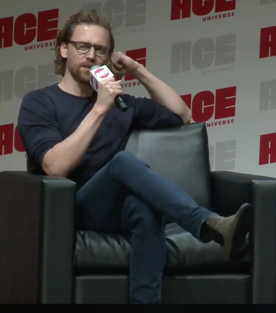 HiddlesArmy's tweet photo. Tom Hiddleston.
#ACEComicCon panel. https://t.co/DzsQbaMHsG