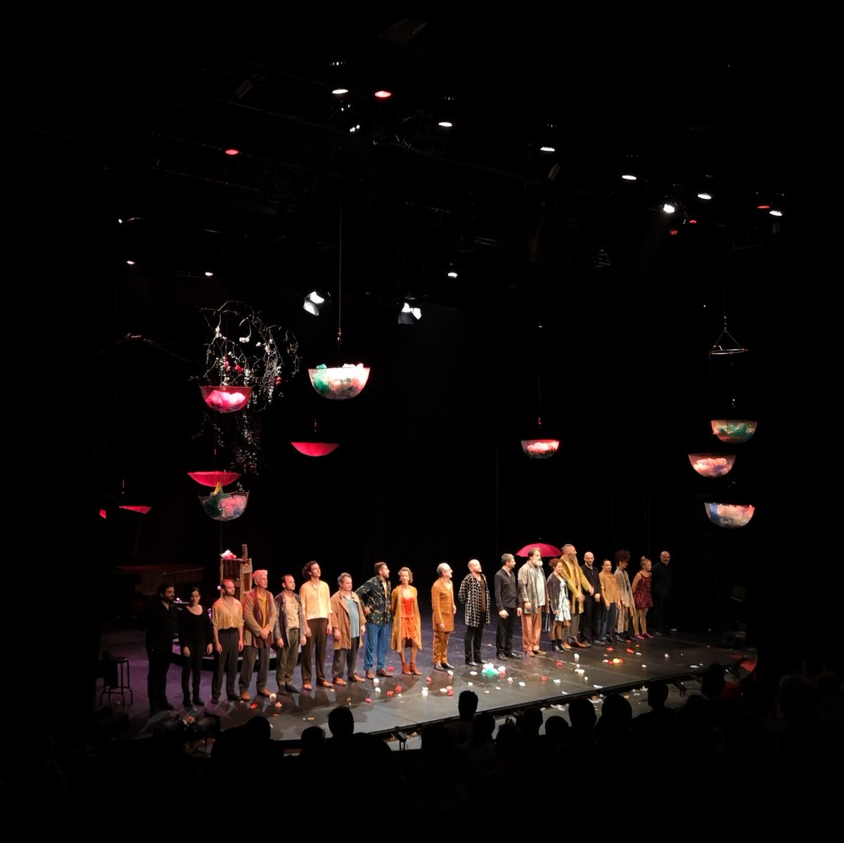 initialsCD's tweet photo. Oh mais c'était tellement bien... Beau, poétique, drôle, foutrac, délicat, impressionnant, entraînant... Suis émerveillée  @CirquePlume @LaVillette https://t.co/DU8l9PwTc2
