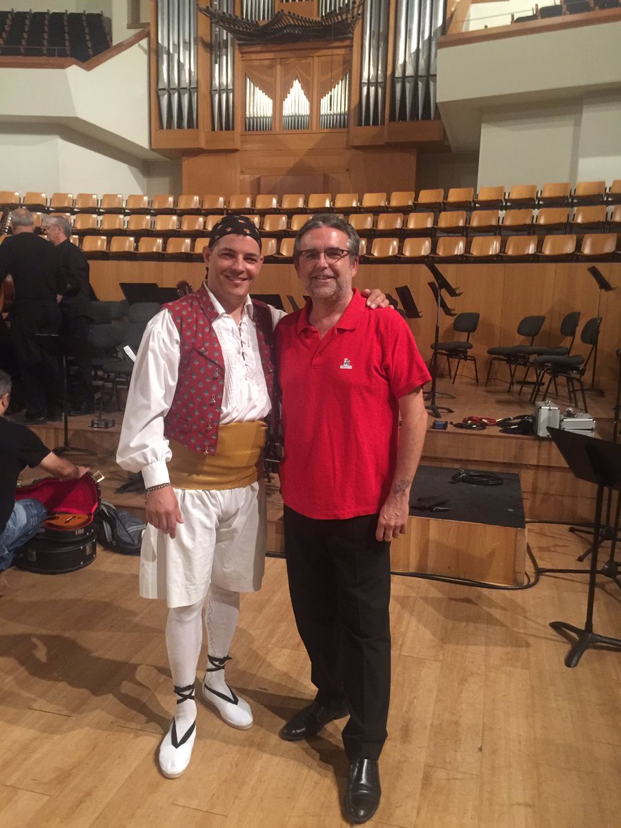 elmusicjr's tweet photo. Jejeje un placer estar en el Palau y encontrarte este pedazo de artista que además de cantar tb baila. BRAVO!!! @Franviannacanta https://t.co/axCxWTLNih