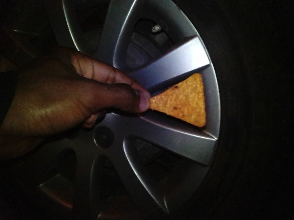 Apla47's tweet photo. Chips should b spherical in shape. Doritos: reinvent the wheel https://t.co/B51NMeUIJj