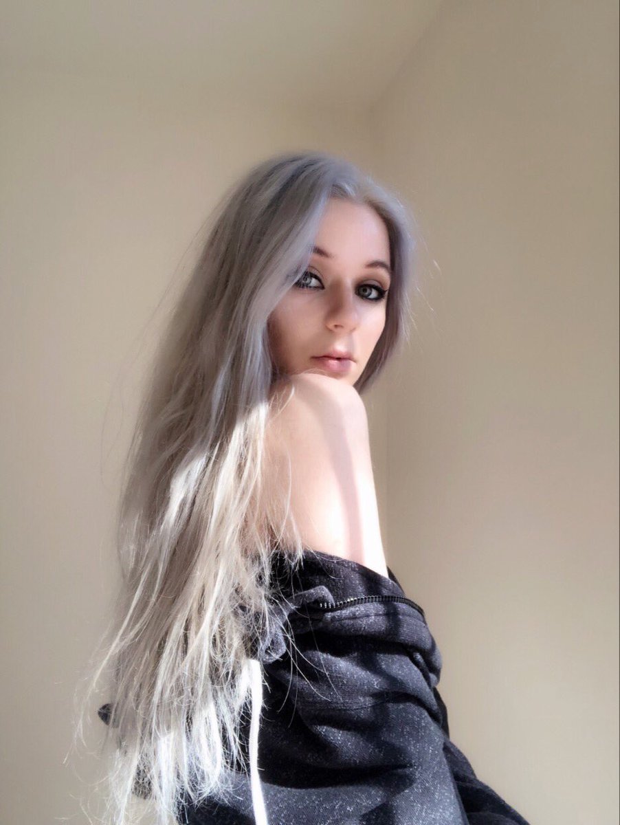 basictweetbyash's tweet photo. having silver/grey hair has been one of the best decisions i ever made.🌫🐭🌧☁️ https://t.co/h0jFDm4D0A