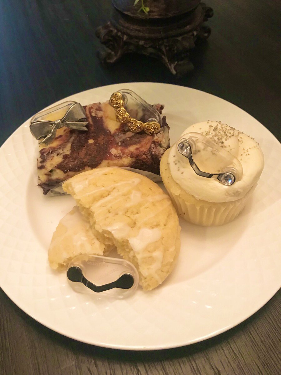 READEREST's tweet image. National Desserts Day! How SWEET are these READERESTS?!? #donoteatreaderests #eatcake #nationaldessertsday #flourshopbakery #readerest #magneticeyeglassholder #sharktanksuccess #weddingcakecupcake #lemoncookie #cheesecakebrownie #moresweetstuffcoming #sweetthesmallstuff