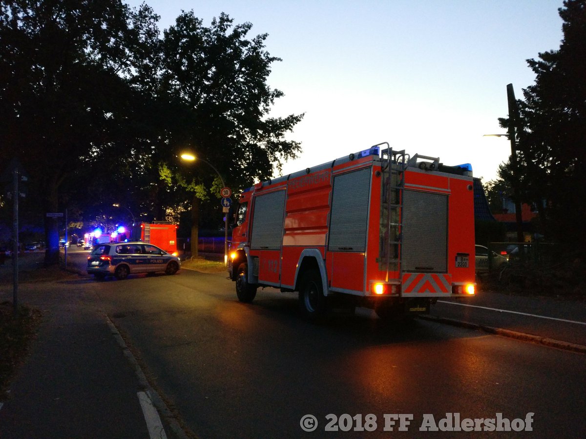 Gasausströmung in Wohngebäude, Groß-Ziethener-Chaussee #Rudow
Das #Gas wurde abgeschiebert & das Haus wird belüftet.
Wir bleiben mit dem 🚒TLF-24-50 in Bereitstellung.
Bitte den Bereich meiden.
#Feuerwehr #Berlin #Einsatz #Blaulicht