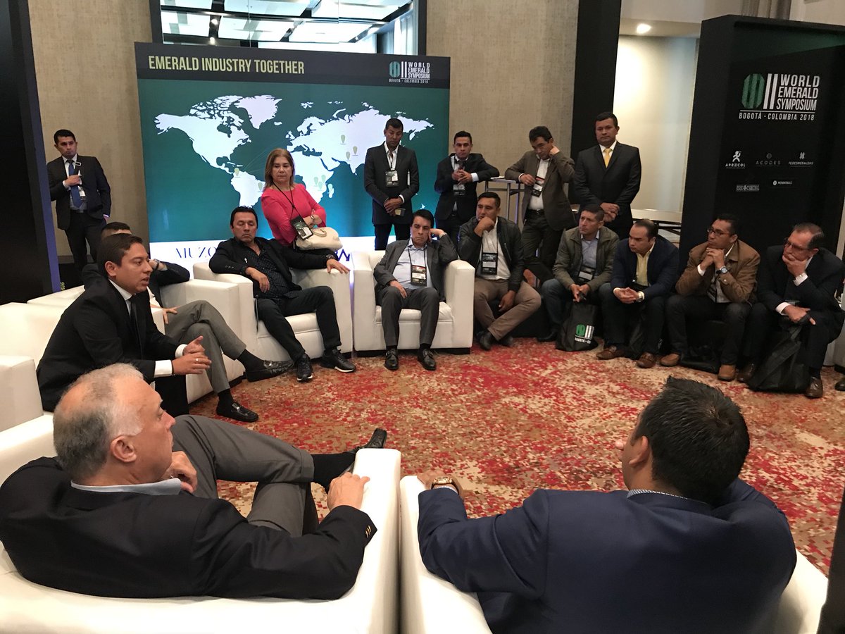 CarlosAmayaR's tweet photo. En reunión con alcaldes de la provincia de Occidente, congresistas y empresarios esmeralderos conversamos sobre temas del sector en el marco del Segundo Simposio Mundial de Esmeralda, en Bogotá. #WESII2018
#WorldEmeraldSymposiumII2018 https://t.co/DHVrArRCwN
