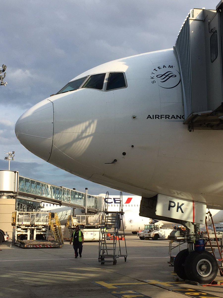 peytour13's tweet photo. Back in CDG #AF117 PVG-CDG #777 Again ahead of schedule time 😎😎 Ready to enjoy a great eve in #Paris #Pilotlife .. https://t.co/OlfmEWrdTN