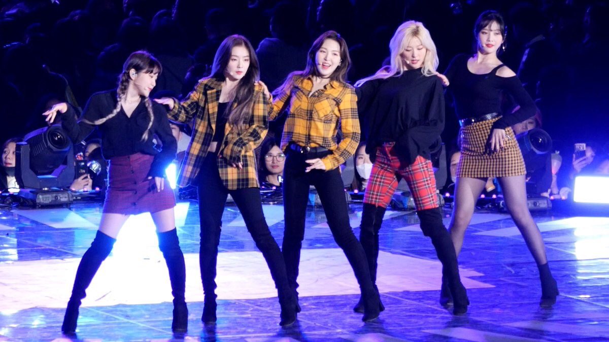 cuteyeripics's tweet photo. we’re going 🚀 rv comeback https://t.co/ZU7tNQ8gOw