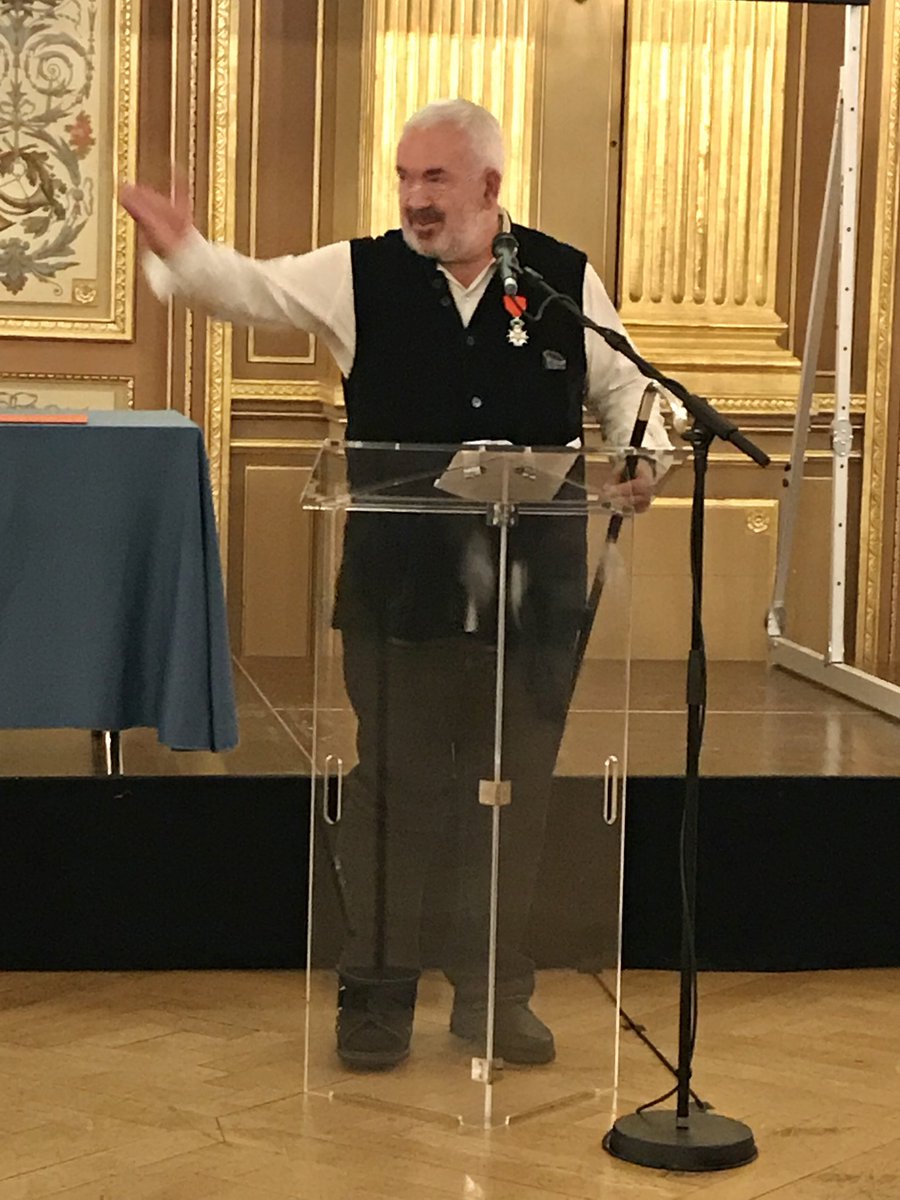 operadebordeaux's tweet photo. Alain Juppé a remis les insignes de Chevalier de la Légion d'honneur à Marc Minkowski au Grand Théâtre à l'issue de la représentation de La Perichole #ONB @BDX_Culture https://t.co/4fREvbpByw