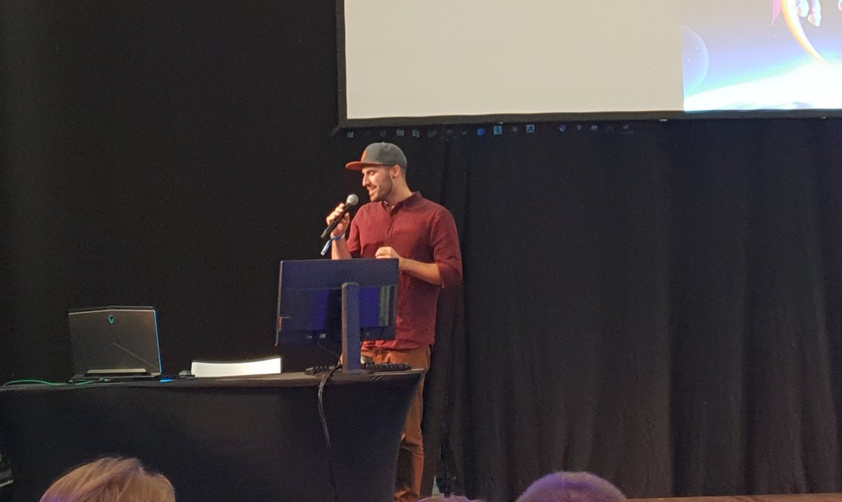 Mantis_GamesBE's tweet photo. @CronosInteractv Our very own #RockStar 😎 all kidding aside: he killed it on stage and everybody was listening eagerly. #3Dartist #ConceptArtist #JourneyForElysium #GameForce2018 https://t.co/tqmlZ7L3iz