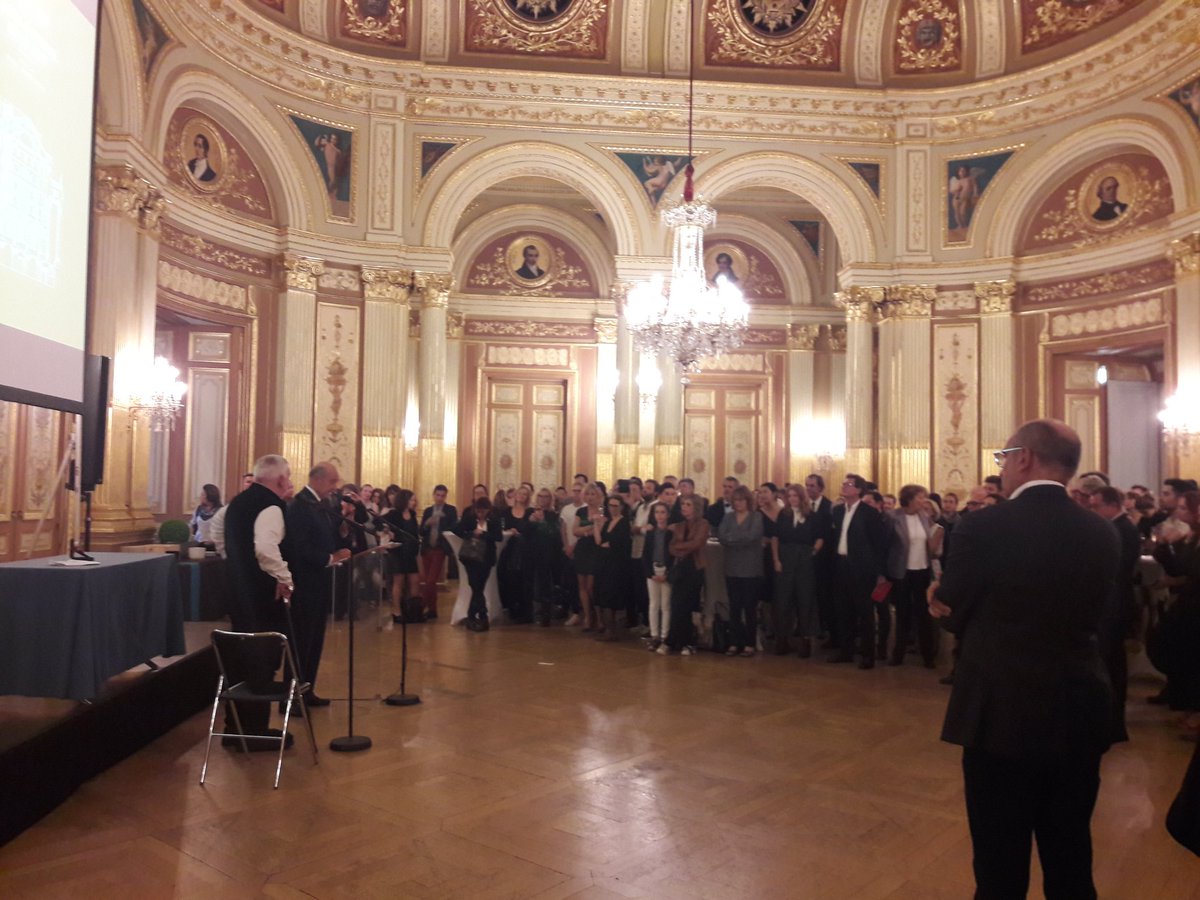 operadebordeaux's tweet photo. Alain Juppé a remis les insignes de Chevalier de la Légion d'honneur à Marc Minkowski au Grand Théâtre à l'issue de la représentation de La Perichole #ONB @BDX_Culture https://t.co/4fREvbpByw