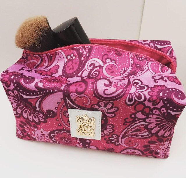 #Sunday The pink paisley products and been made. Listed today here is the first of them. The #stanandgwyn makeup bag. 💋💓 #makeupbag #cosmetics #makeup #makeupcollection #beauty #beautybloggers #cosmeticspurse #cosmeticsbag #beautytools #SmallBiz #thecraftinghouse #SundayFunday