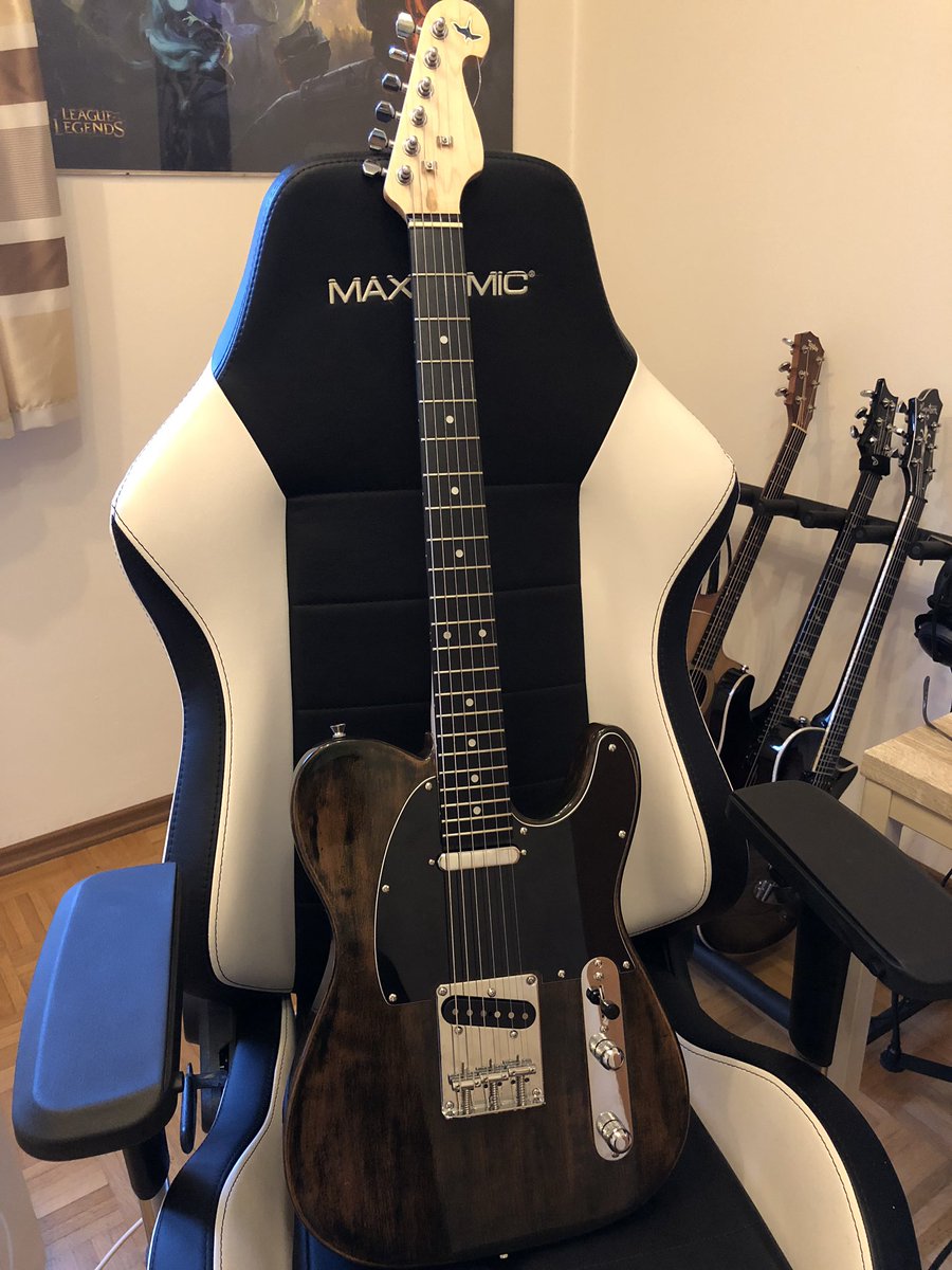 ESTMarth's tweet photo. Endlich fertig! Ich bin mehr als zufrieden mit dem Endprodukt. War eine sehr geile Erfahrung eine eigene Gitarre zu bauen.☺️ https://t.co/cUW2EVGKbq
