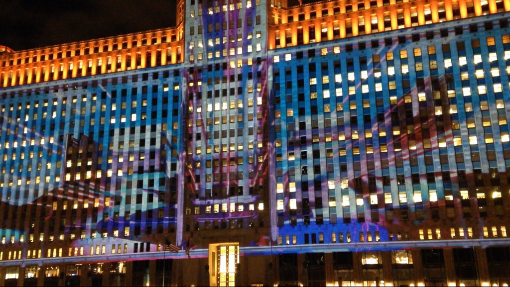 TheLife0f_Brian's tweet photo. @artonthemart is amazing. A spectacular presentation of art on one of Chicago's most iconic buildings. 🎨 🏢 https://t.co/jMGZ26ADNQ