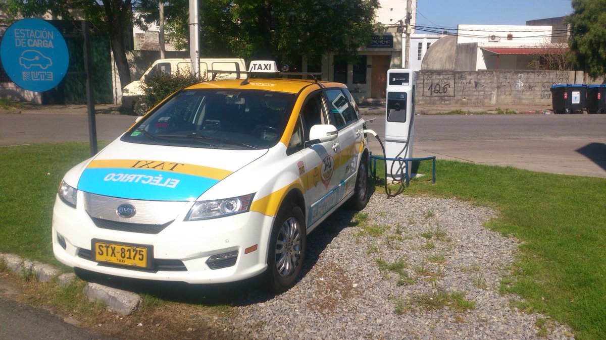 UTEMOVILIDAD's tweet photo. Carga de un taxi en Colonia del Sacramento. La red de recarga para vehículos eléctricos permite desplazarse ahorrando energía y sin emitir gases de efecto invernadero. https://t.co/4EAGxDdYqV