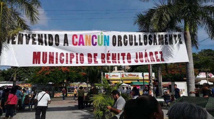 Noticaribe's tweet photo. "BIENVENIDOS A CANCÚN, MUNICIPIO DE BENITO JUÁREZ": Activistas colocan manta en el parque Las Palapas en el que enfatizan su rechazo al cambio de nombre del municipio https://t.co/CYUBEa1bUS https://t.co/K4lsZSw7es