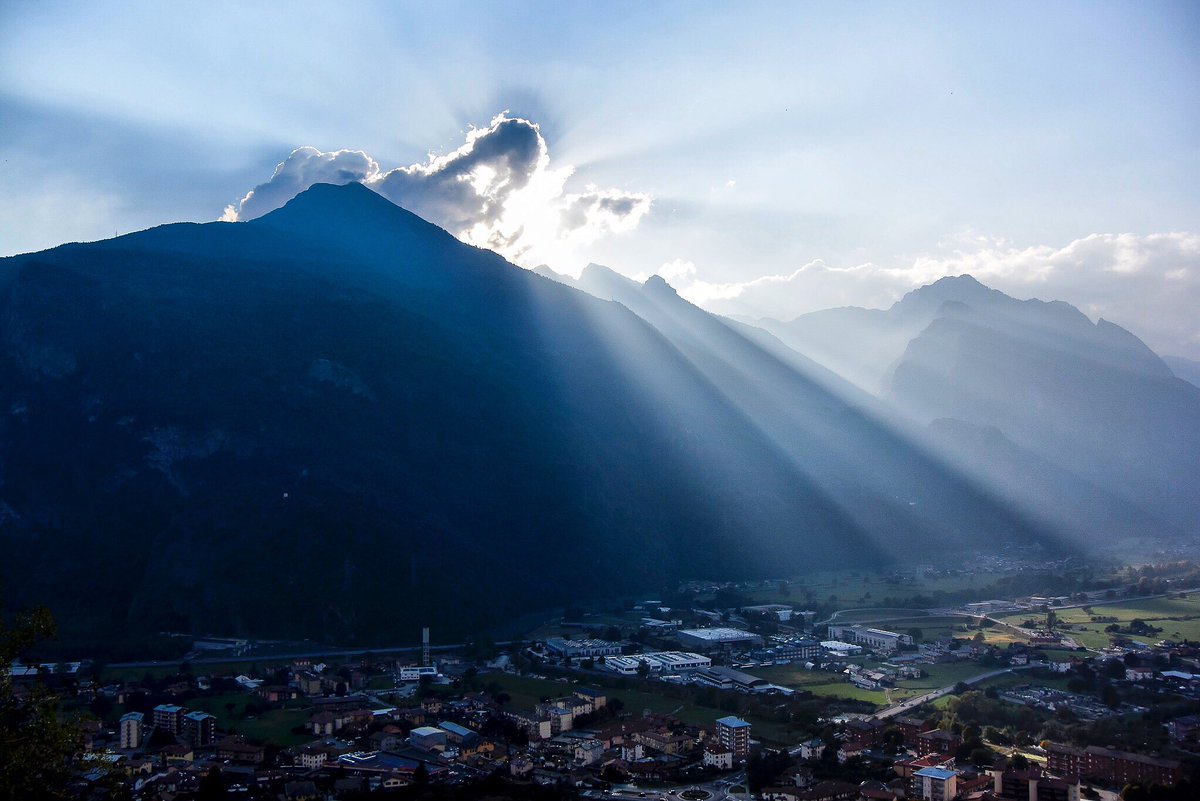 MaxMart4810's tweet photo. Renon lights #valledaosta #vallรฉedaoste #pontsaintmartin #ivery #becrenon #easywalksvda #contrasti #falllights https://t.co/Sz6yJQQ2Xq